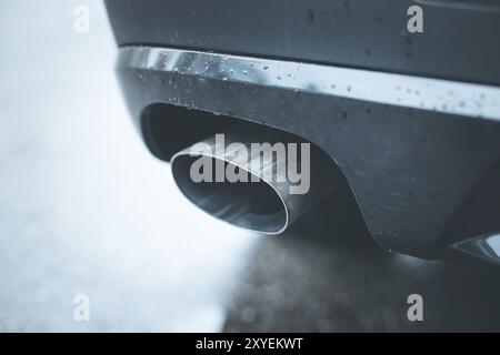 Close up di un tubo di scarico di un auto, inquinamento ambientale Foto Stock