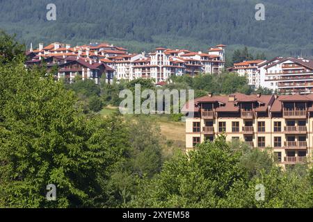 Case alberghiere in legno e panorama estivo in bulgaro all seasons resort Bansko, Bulgaria, Europa Foto Stock