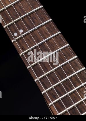 Primo piano della chitarra elettrica fretboard collo e stringhe Foto Stock