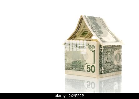 Casa fatta di soldi su sfondo bianco, investimenti, immobili, affitto, concetto di alloggio Foto Stock