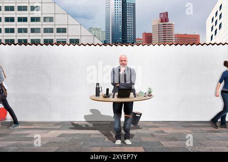 Dipendente con un ambiente di lavoro mobile, immagine simbolica Foto Stock