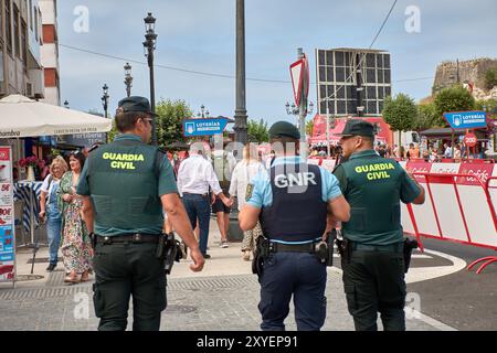 Bayona,Pontevedra,Spagna; agosto,27,2024;Una pattuglia cooperativa tra Spagna e Portogallo, con due ufficiali della Guardia Civil e una Guarda Nacional re Foto Stock