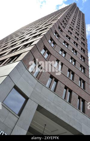 Un moderno edificio a torre a Potsdamer Platz a Berlino Foto Stock