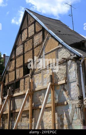 Casa in legno fatiscente nella città di Brandeburgo Foto Stock