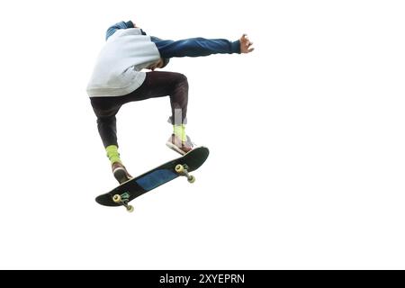 Un teenager skateboarder salta un ollie su uno sfondo bianco isolato. Il concetto di sport di strada e cultura urbana Foto Stock