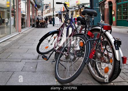 Biciclette parcheggiate in una zona pedonale Foto Stock