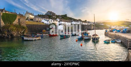 COVERACK, CORNOVAGLIA, REGNO UNITO - 9 GIUGNO 2024. Vista panoramica delle tradizionali barche da pesca della Cornovaglia ormeggiate nel porto mareale della pittoresca pesca Foto Stock