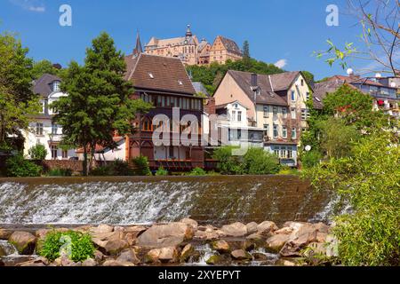 Weir sul fiume Lahn con il castello di Marburgo sullo sfondo, Marburgo, Germania Foto Stock