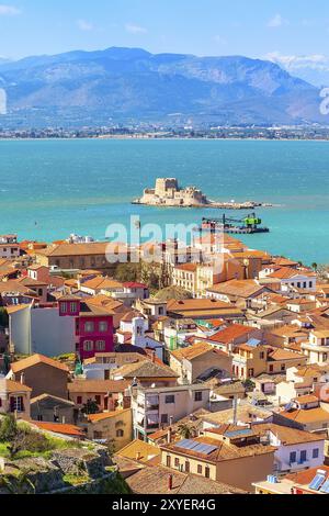 Nauplia o Nauplia, Grecia, città vecchia del Peloponneso panorama aereo con mare e fortezza di Bourtzi, Europa Foto Stock