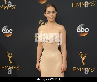 Emilia Clarke al 68° Annual Primetime Emmy Awards tenutosi al Microsoft Theater di Los Angeles, USA il 18 settembre 2016 Foto Stock