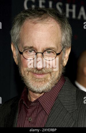 Steven Spielberg partecipa alla premiere di Los Angeles di Memoirs of a Geisha tenutasi al Kodak Theatre di Hollywood, California, Stati Uniti il mese di dicembre Foto Stock