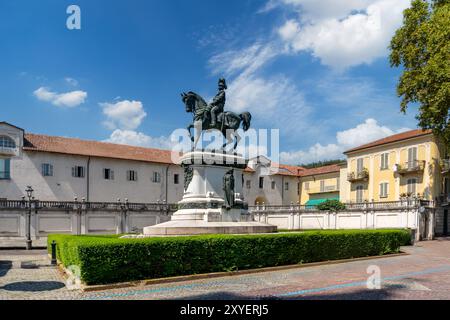 Asti, Italia - 20 agosto 2024: Monumento equestre dedicato al re Umberto i di Savoia in piazza Cairoli Foto Stock