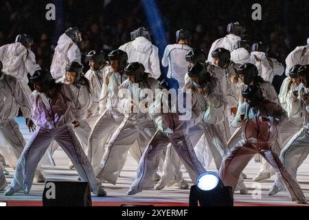 La Sportografia danzò durante la cerimonia di apertura ai Giochi Paralimpici di Parigi 2024, svoltasi in Place de la Concorde a Parigi (Francia), il 28 agosto 2024. Foto Stock