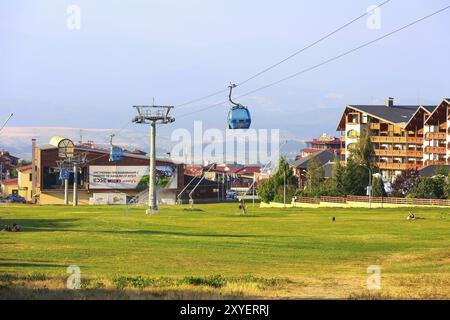 Bansko, Bulgaria, 12 agosto 2017: Panorama del resort di Bansko con cabinovia in estate, cime e case di montagna, Europa Foto Stock