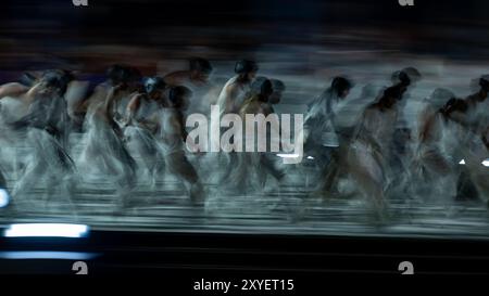 La Sportografia danzò durante la cerimonia di apertura ai Giochi Paralimpici di Parigi 2024, svoltasi in Place de la Concorde a Parigi (Francia), il 28 agosto 2024. Foto Stock