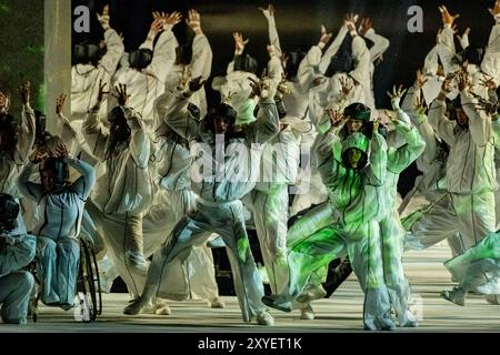 La Sportografia danzò durante la cerimonia di apertura ai Giochi Paralimpici di Parigi 2024, svoltasi in Place de la Concorde a Parigi (Francia), il 28 agosto 2024. Foto Stock