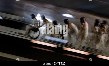 La Sportografia danzò durante la cerimonia di apertura ai Giochi Paralimpici di Parigi 2024, svoltasi in Place de la Concorde a Parigi (Francia), il 28 agosto 2024. Foto Stock