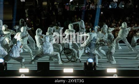 La Sportografia danzò durante la cerimonia di apertura ai Giochi Paralimpici di Parigi 2024, svoltasi in Place de la Concorde a Parigi (Francia), il 28 agosto 2024. Foto Stock