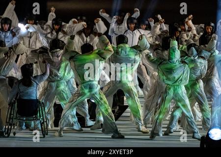 La Sportografia danzò durante la cerimonia di apertura ai Giochi Paralimpici di Parigi 2024, svoltasi in Place de la Concorde a Parigi (Francia), il 28 agosto 2024. Foto Stock