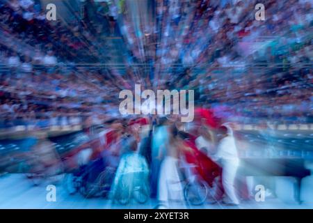 La coreografia di Discord durante la cerimonia di apertura ai Giochi Paralimpici di Parigi 2024 tenutasi in Place de la Concorde a Parigi (Francia), il 28 agosto 2024. Foto Stock