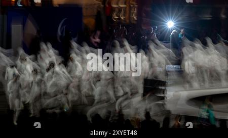 La Sportografia danzò durante la cerimonia di apertura ai Giochi Paralimpici di Parigi 2024, svoltasi in Place de la Concorde a Parigi (Francia), il 28 agosto 2024. Foto Stock