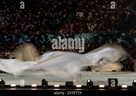 La Sportografia danzò durante la cerimonia di apertura ai Giochi Paralimpici di Parigi 2024, svoltasi in Place de la Concorde a Parigi (Francia), il 28 agosto 2024. Foto Stock