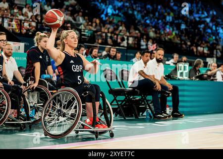 PARIGI, FRANKREICH 29. Agosto - Rollstuhlbasketball Spanien - Grossbritannien Damen Paris 2024 Paralimpiadi AM 29.08.2024 nella der Bercy Arena di Parigi Frankreich. Sophie Carrigill (Grossbritannien, 5) Einwurf Foto Stock