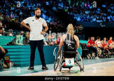 PARIGI, FRANKREICH 29. Agosto - Rollstuhlbasketball Spanien - Grossbritannien Damen Paris 2024 Paralimpiadi AM 29.08.2024 nella der Bercy Arena di Parigi Frankreich. Miguel Vaquero Maestre (allenatore Grossbritannien) Foto Stock