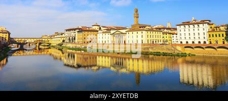 Firenze, Italia banner vista città con Palazzo Vecchio tower, case e Ponte Vecchio riflesso nel fiume Arno Foto Stock