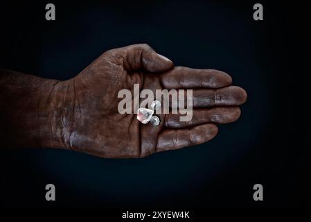 Mano nera con diamanti Foto Stock