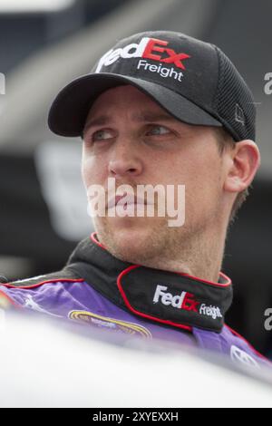 Bristol, TN, 17 aprile 2015: Denny Hamlin (11) guarda il suo equipaggio lavorare durante una sessione di prove per il Food City 500 al Bristol Motor Speedway di Bristo Foto Stock