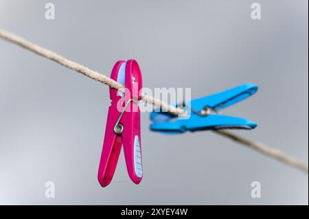 2 pioli per abiti senza bucato su una linea di lavaggio Foto Stock