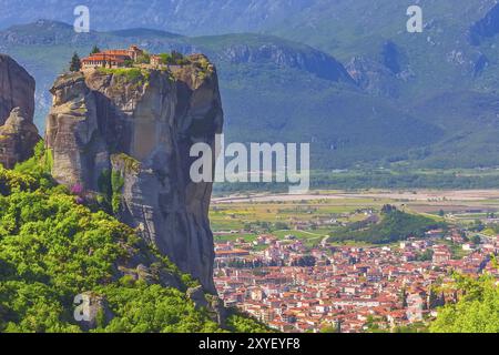 Monastero della Santissima Trinità sulla cima della scogliera, Meteora, Grecia e Kalampaka città nella valle Foto Stock