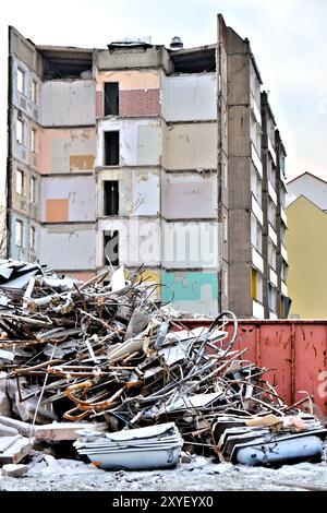 Demolizione di un edificio residenziale a Magdeburgo Foto Stock