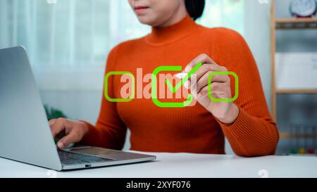 Donna scrivere o spuntare il segno corretto per approvare documento o progetto, domanda di certificato, gestione e assicurazione della qualità, certificazione aziendale Foto Stock