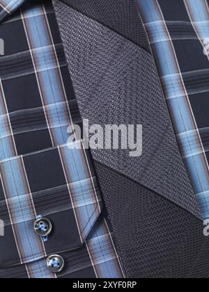 Primo piano di una mens in tartan blu maglietta a collare con una fascetta sottile Foto Stock