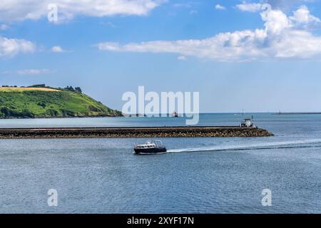 Colorful Boats Harbor Breakwater Staddon Heights Plymouth, Devon, Inghilterra. Foto Stock