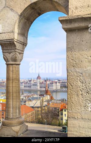 Vista del Parlamento ungherese e di parte della città attraverso l'arco a Buda Hill, Budapest, Ungheria, Europa Foto Stock