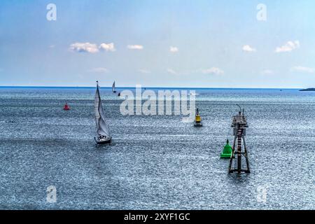 Barche a vela colorate Boats Harbor Breakwater Staddon Heights Plymouth, Devon, Inghilterra. Foto Stock