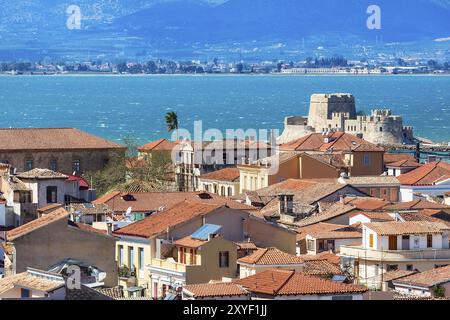 Panorama aereo della città vecchia con la fortezza di Bourtzi sul mare a Nauplia o Nauplia, Grecia, Peloponneso, Europa Foto Stock