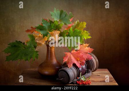 Natura morta autunnale con foglie d'acero Foto Stock