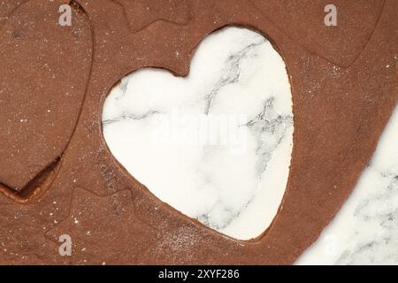 Impasto al cioccolato su tavolo in marmo bianco, vista dall'alto Foto Stock