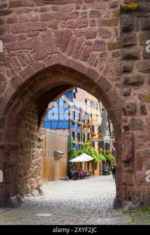 Città vecchia, Town Gate, Ribeauville, Alsazia, Francia, Europa Foto Stock