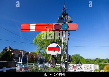 UK, England, Kent, Tenterden Town Station sulla Kent & East Sussex Railway con segnale Semaphore Foto Stock