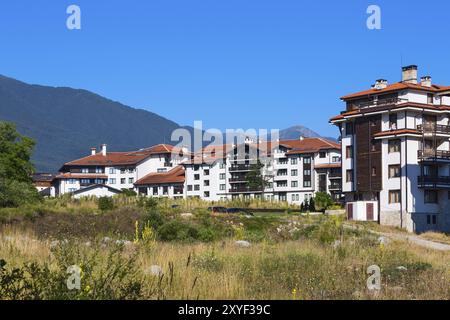 Case alberghiere in legno e panorama estivo in bulgaro all seasons resort Bansko, Bulgaria, Europa Foto Stock