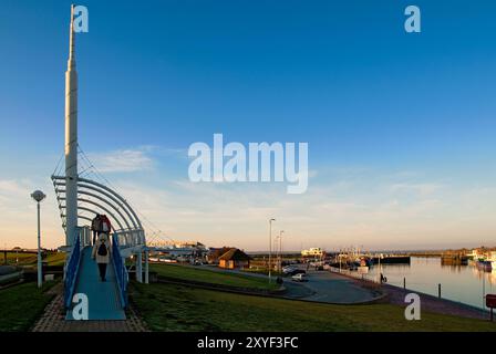 Ponte pedonale nel porto di Bensersiel Foto Stock