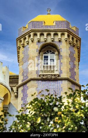 Sintra, Portogallo, landmark tower con azulejo in pena Palace close-up della vista di dettaglio Foto Stock