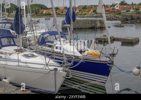 Primo piano di imbarcazioni nel porto turistico, comprese barche a vela blu e bianche, svaneke, bornholm, Mar baltico, danimarca, scandinavia Foto Stock