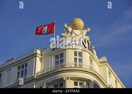 Europa, Germania, Amburgo, Lago Alster esterno, Vista sull'Hotel Atlantic, decorazione della facciata con globo, bandiera Amburgo, Amburgo, Repubblica Federale di Foto Stock