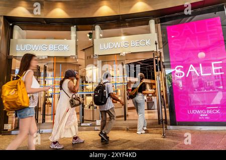 Kaufhaus Ludwig Beck am Marienplatz, München, 29. Agosto 2024 Deutschland, München, 29. Agosto 2024, Kaufhaus Ludwig Beck, Kunden strömen in das Traditionskaufhaus am Marienplatz, Leuchtwerbung SALE, Einzelhandel, Konsumenten, Wirtschaft, Bayern, *** grandi magazzini Ludwig Beck a Marienplatz, Monaco di Baviera, 29 agosto 2024 Germania, Monaco di Baviera, 29 agosto 2024, grandi magazzini Ludwig Beck, i clienti affluiscono nei grandi magazzini tradizionali di Marienplatz, VENDITA DI pubblicità illuminata, vendita al dettaglio, consumatori, economia, Baviera, Foto Stock